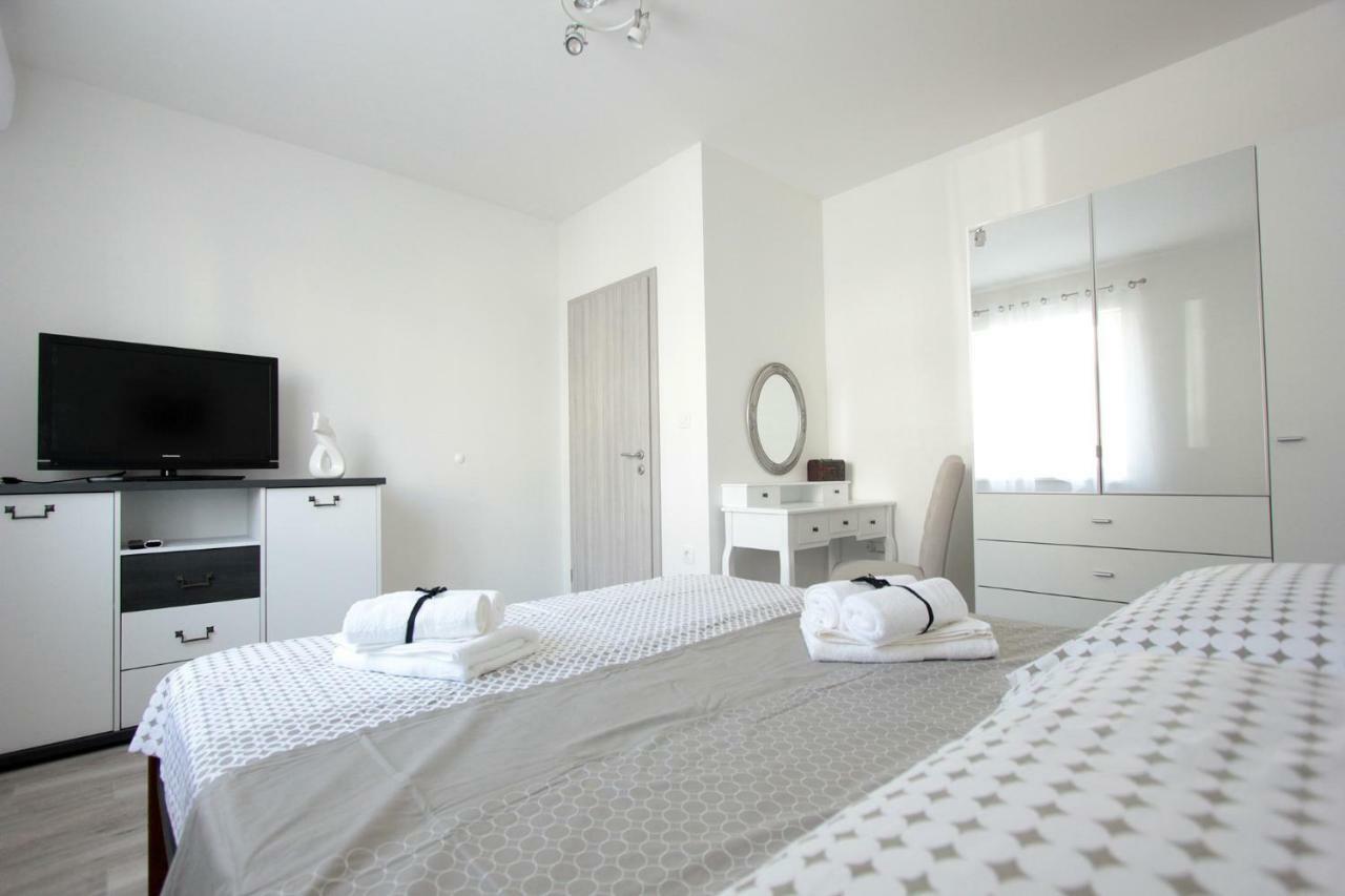 Apartment Dea Stobrec Bagian luar foto